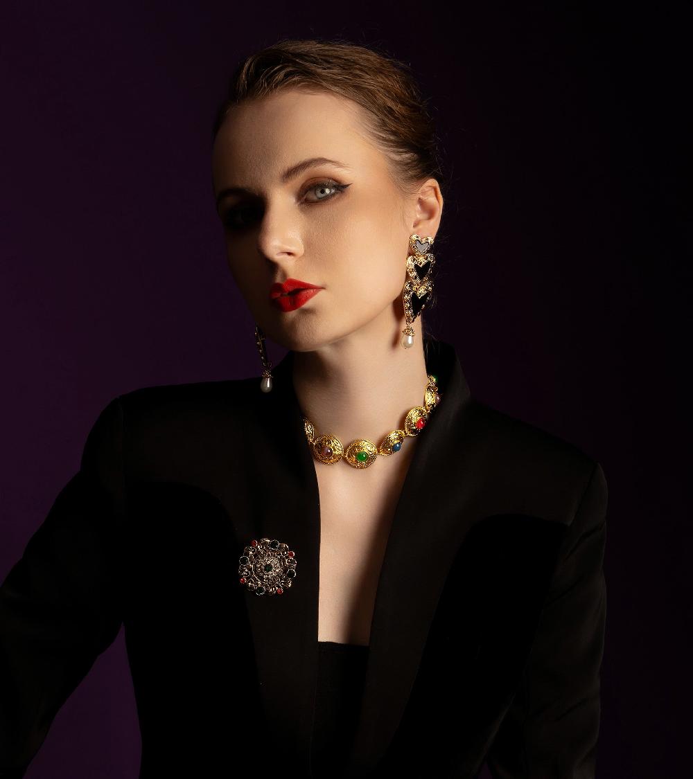 Les Basiles BOUCLES D'OREILLES COCO En Résine Noire Et Perles Blanches Montées Sur Laiton Plaqué Or 18 Carats