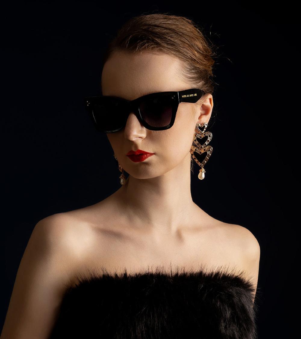 Les Basiles BOUCLES D'OREILLES COCO En Résine Noire Et Perles Blanches Montées Sur Laiton Plaqué Or 18 Carats