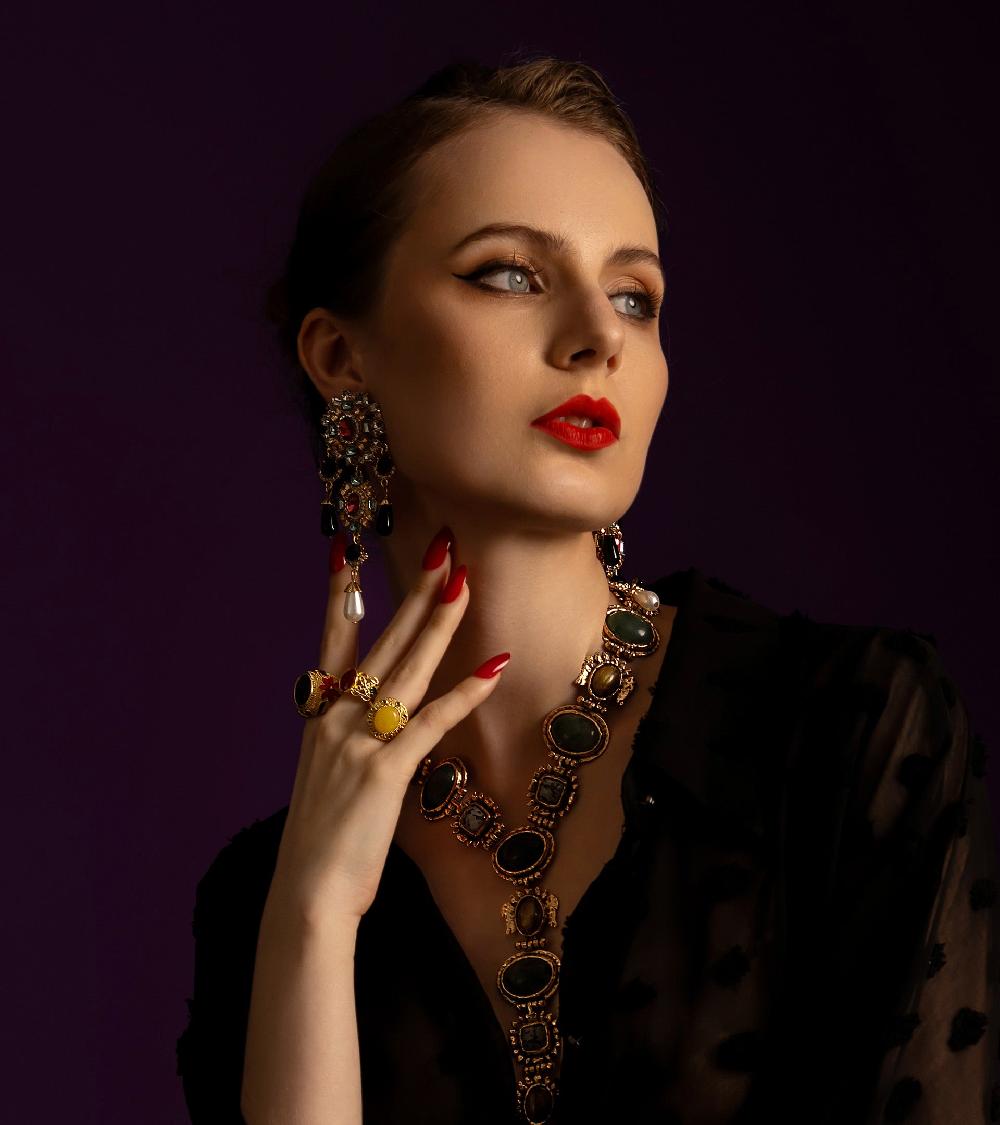 Les Basiles BOUCLES D'OREILLES FARNESE En Cristaux Multicolores Montés Sur Laiton Et Rehaussé D'une Perle Blanche En Forme De Poire