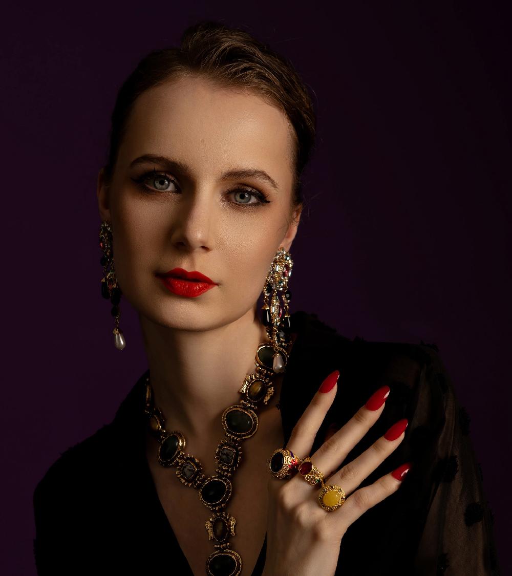 Les Basiles BOUCLES D'OREILLES FARNESE En Cristaux Multicolores Montés Sur Laiton Et Rehaussé D'une Perle Blanche En Forme De Poire