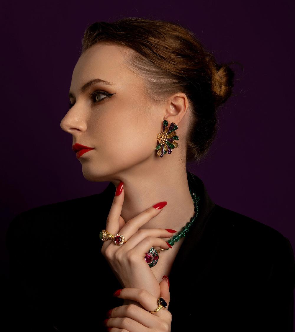 Les Basiles BOUCLES D'OREILLES FLORA En Laiton Plaqué Or 18 Carats Rehaussé De Paillettes Multicolores