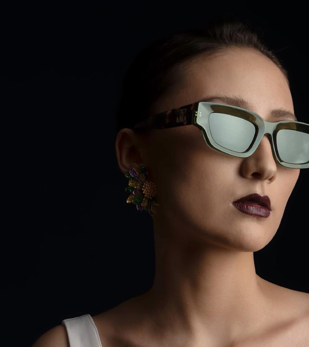 Les Basiles BOUCLES D'OREILLES FLORA En Laiton Plaqué Or 18 Carats Rehaussé De Paillettes Multicolores