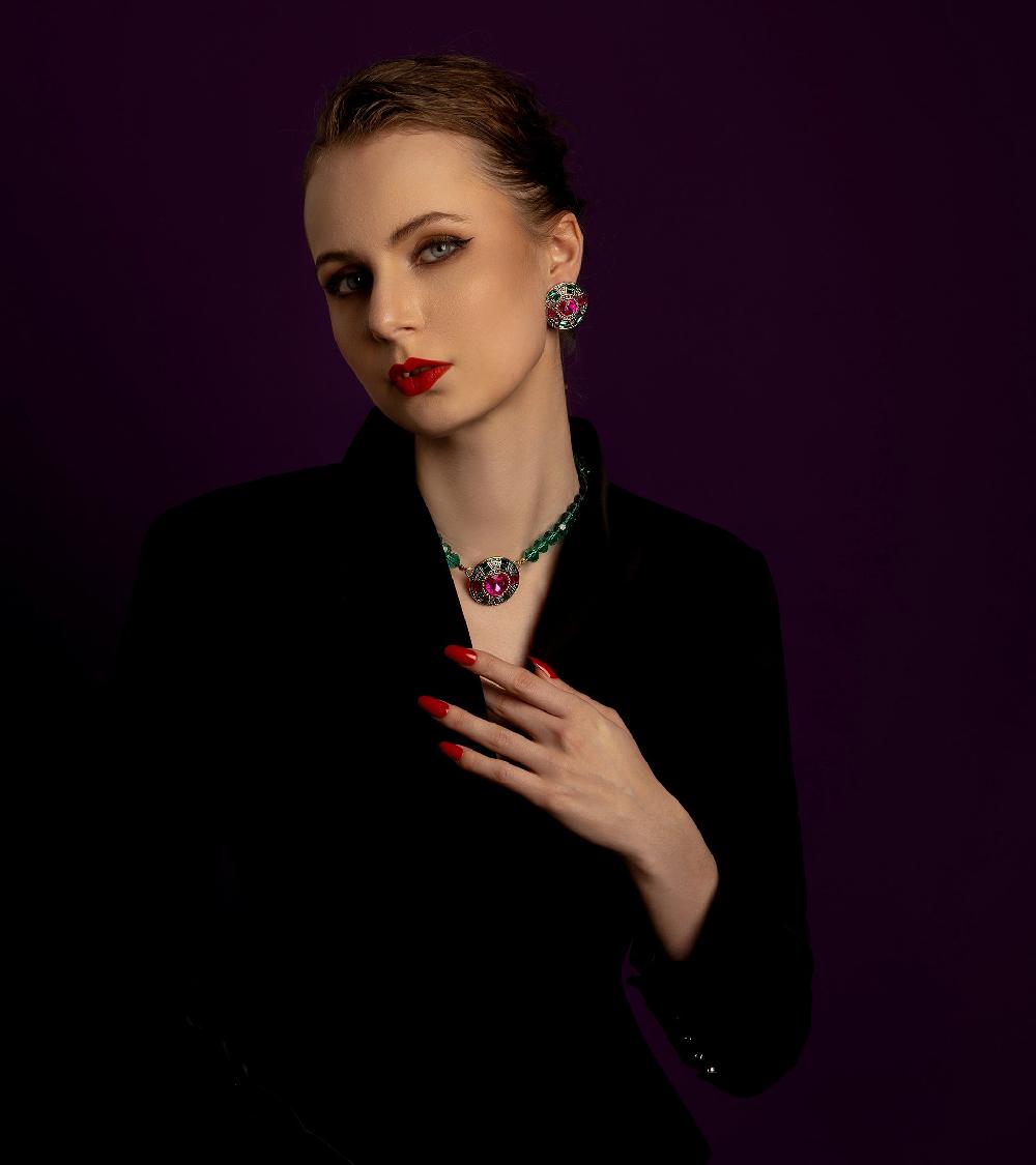 Les Basiles BOUCLES D'OREILLES HERA En Cristaux Verts Et Roses Montés Sur Laiton Plaqué Or 18 Carats