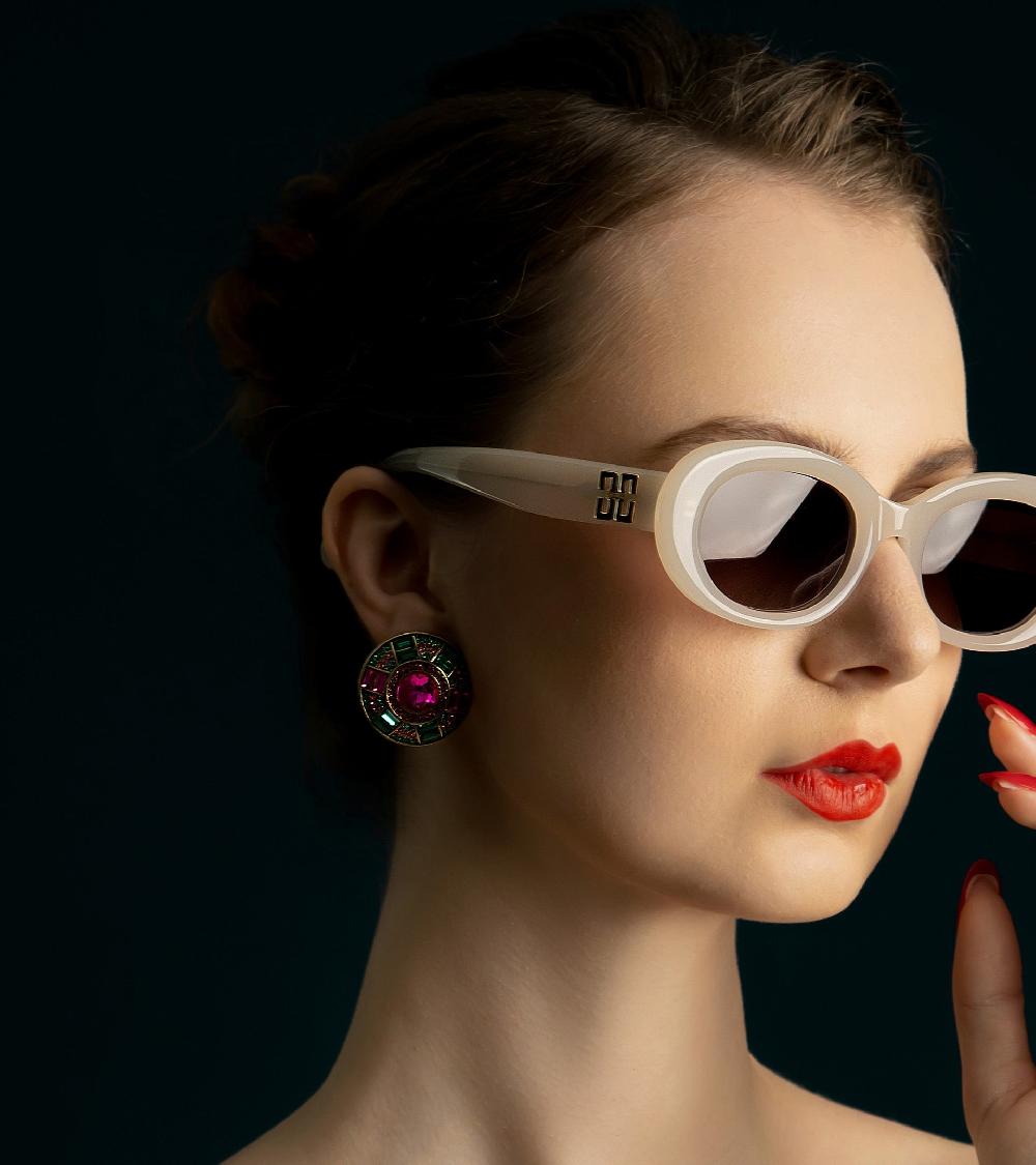 Les Basiles BOUCLES D'OREILLES HERA En Cristaux Verts Et Roses Montés Sur Laiton Plaqué Or 18 Carats