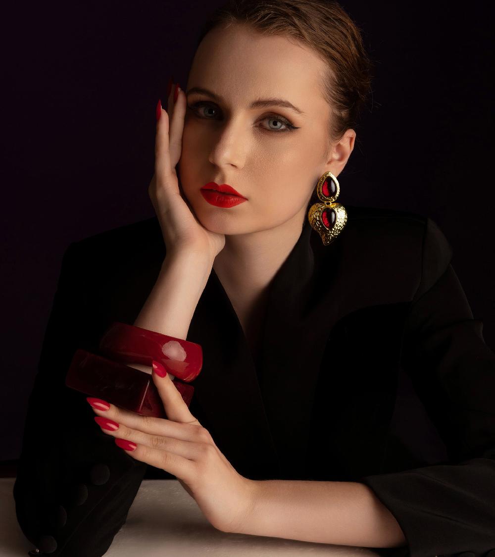 Les Basiles BOUCLES D'OREILLES IRENE En Cristaux Rouges Montés Sur Laiton Plaqué Or 18 Carats