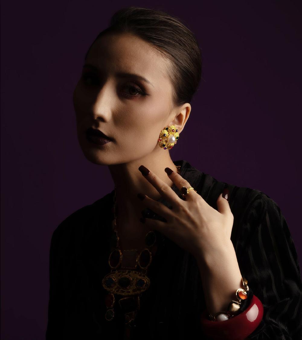 Les Basiles BOUCLES D'OREILLES JOY En Laiton Plaqué Or 18 Carats Rehaussé D'une Perle En Résine Et De Zircons Colorés