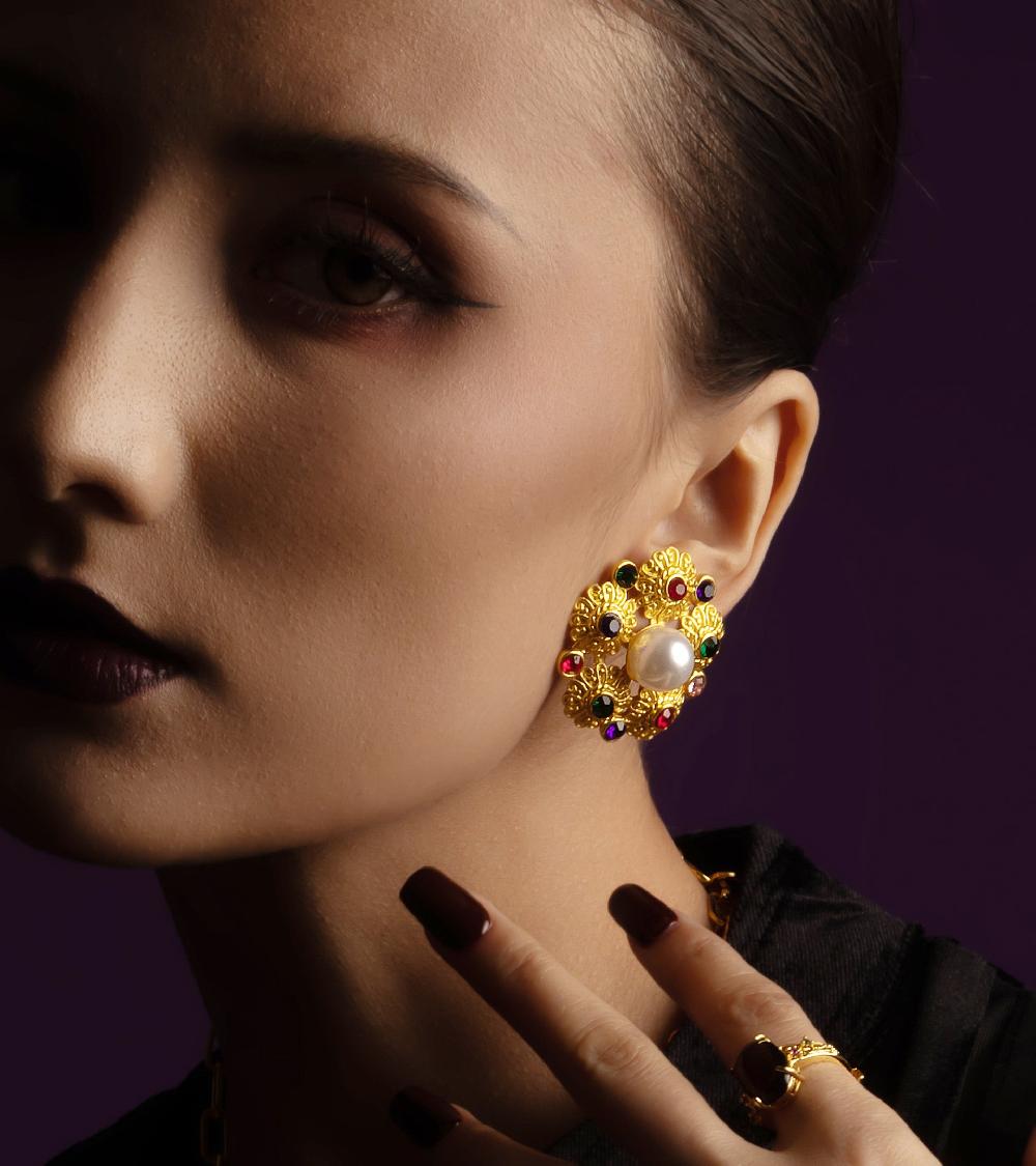 Les Basiles BOUCLES D'OREILLES JOY En Laiton Plaqué Or 18 Carats Rehaussé D'une Perle En Résine Et De Zircons Colorés