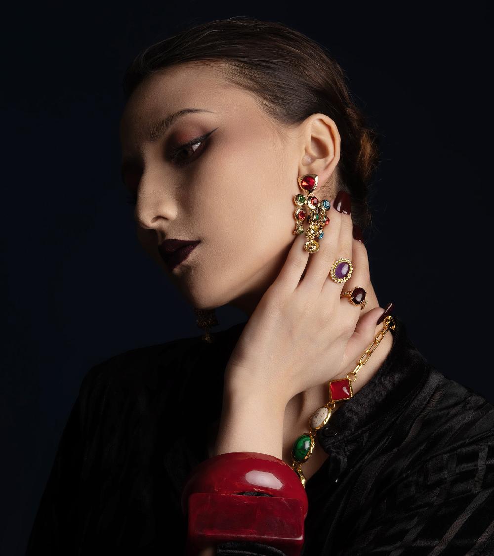 Les Basiles BOUCLES D'OREILLES JULIA En Cristaux De Verre Colorés Montés Sur Laiton Plaqué Or 18 Carats