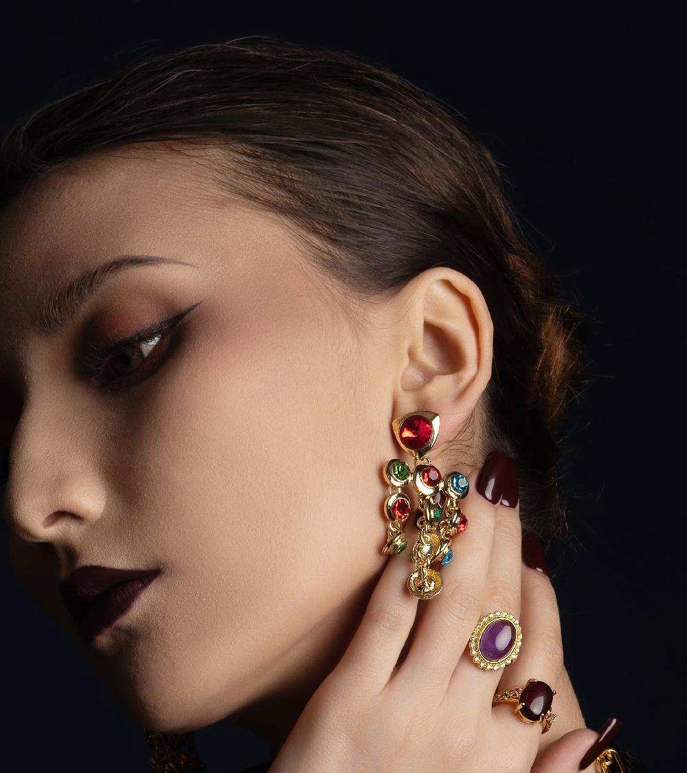 Les Basiles BOUCLES D'OREILLES JULIA En Cristaux De Verre Colorés Montés Sur Laiton Plaqué Or 18 Carats