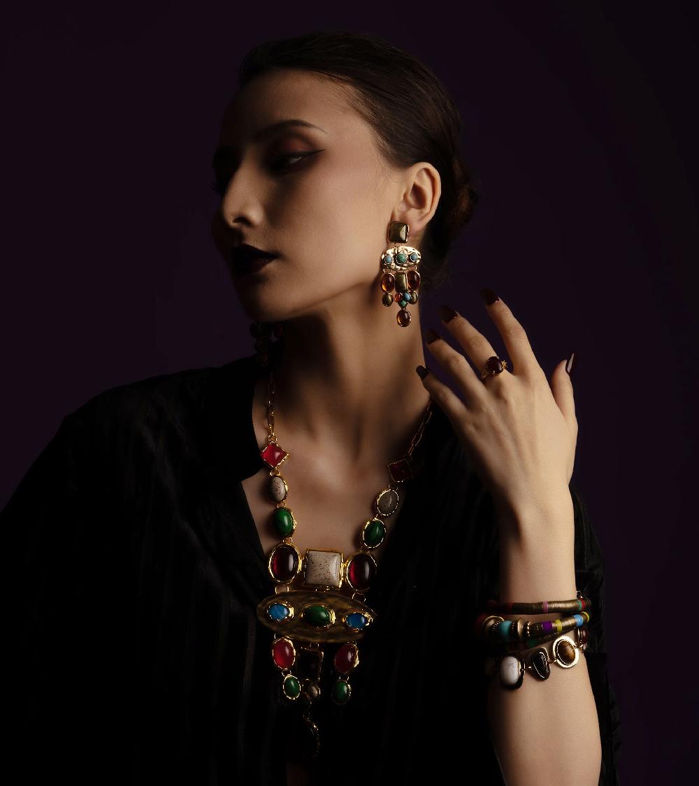 Les Basiles BOUCLES D'OREILLES MAFALDA En Perles De Résine Colorées Montées Sur Laiton Martelé