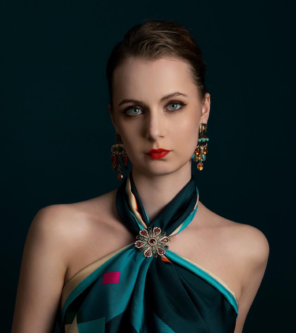 Les Basiles BOUCLES D'OREILLES MAFALDA En Perles De Résine Colorées Montées Sur Laiton Martelé