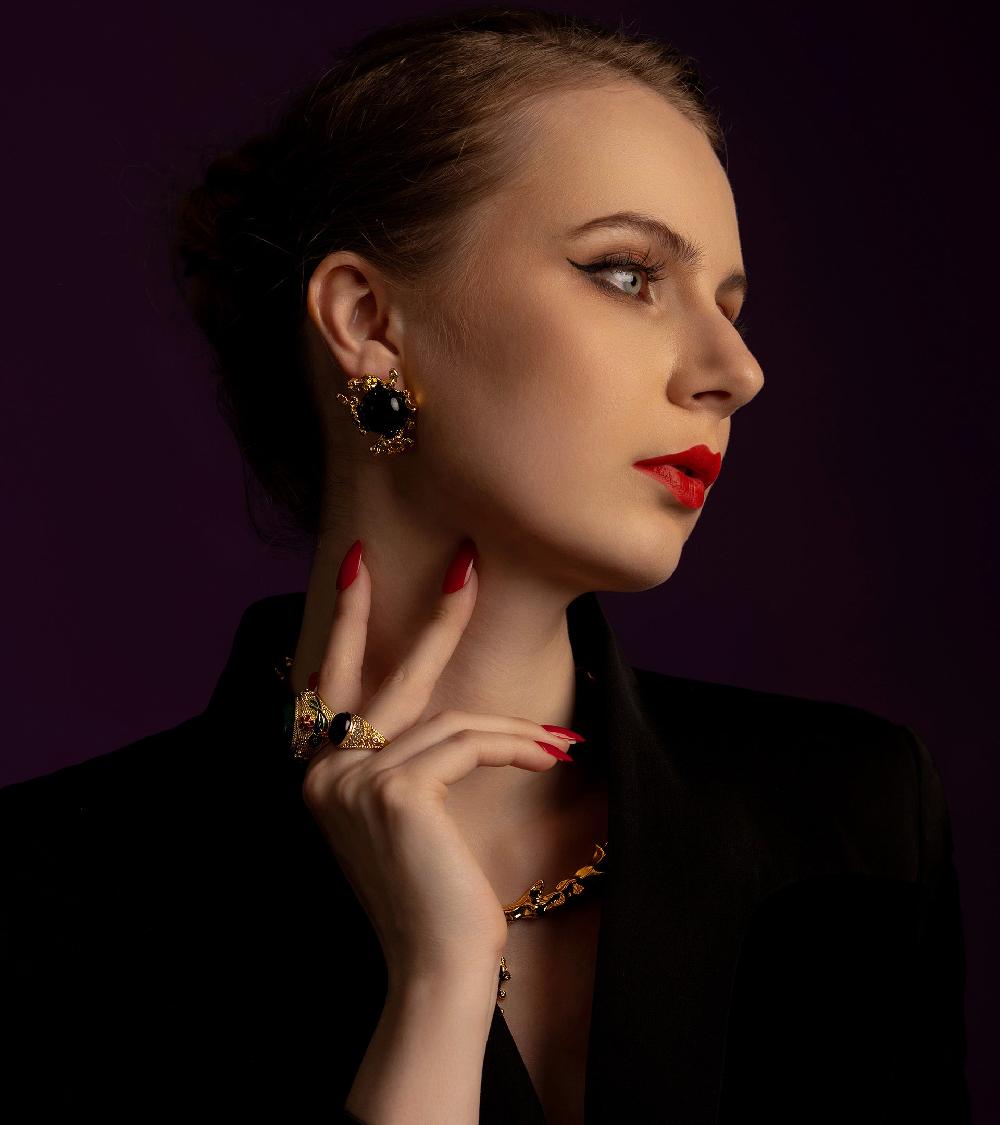 Les Basiles BOUCLES D'OREILLES NADEGE En Perle De Résine Noire Montées Sur Laiton Plaqué Or 18 Carats