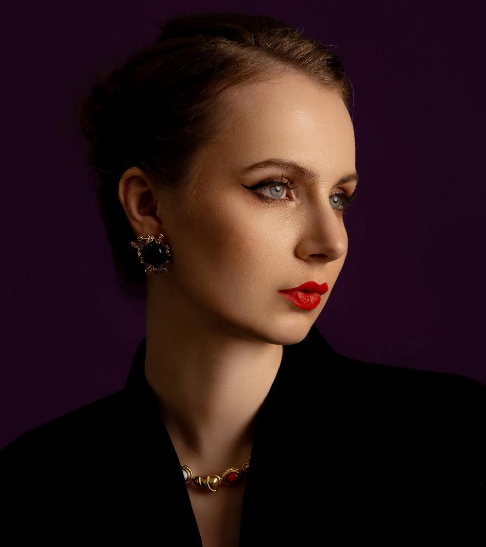 Les Basiles BOUCLES D'OREILLES NADEGE En Perle De Résine Noire Montées Sur Laiton Plaqué Or 18 Carats