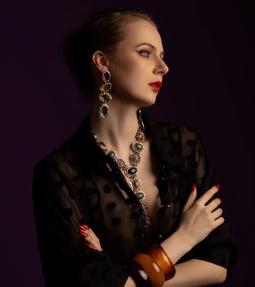 Les Basiles BOUCLES D'OREILLES NADJA En Pierres Colorées Montées Sur Laiton Plaqué Or 18 Carats