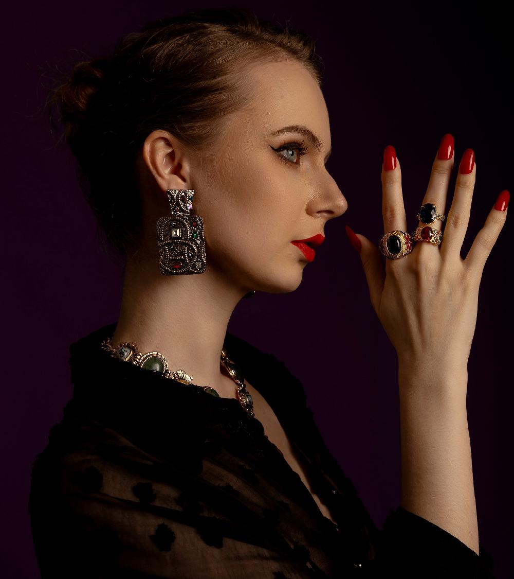 Les Basiles BOUCLES D'OREILLES PELAGIE En Laiton Martelé Rehaussé De Mini Cristaux Colorés