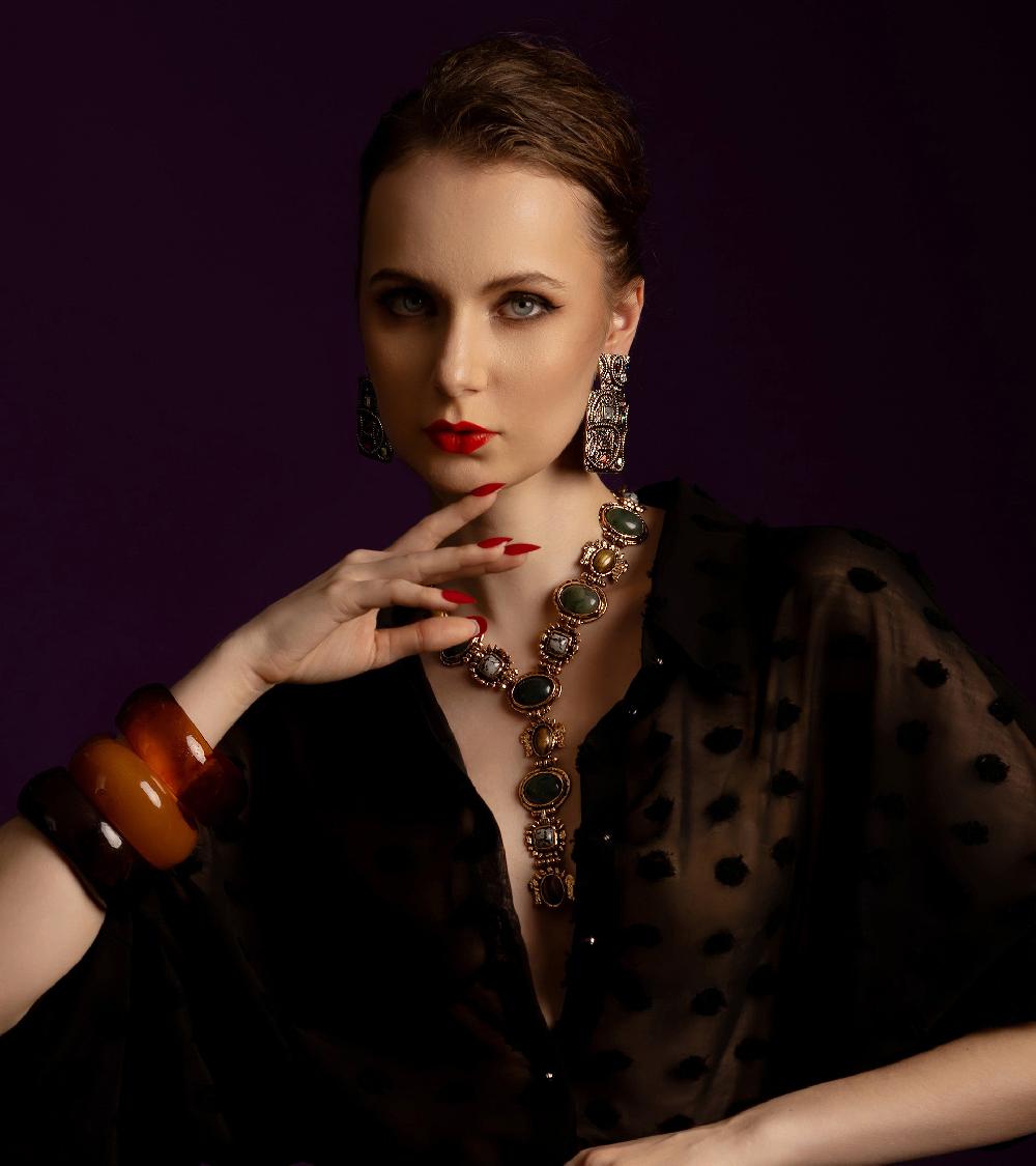 Les Basiles BOUCLES D'OREILLES PELAGIE En Laiton Martelé Rehaussé De Mini Cristaux Colorés