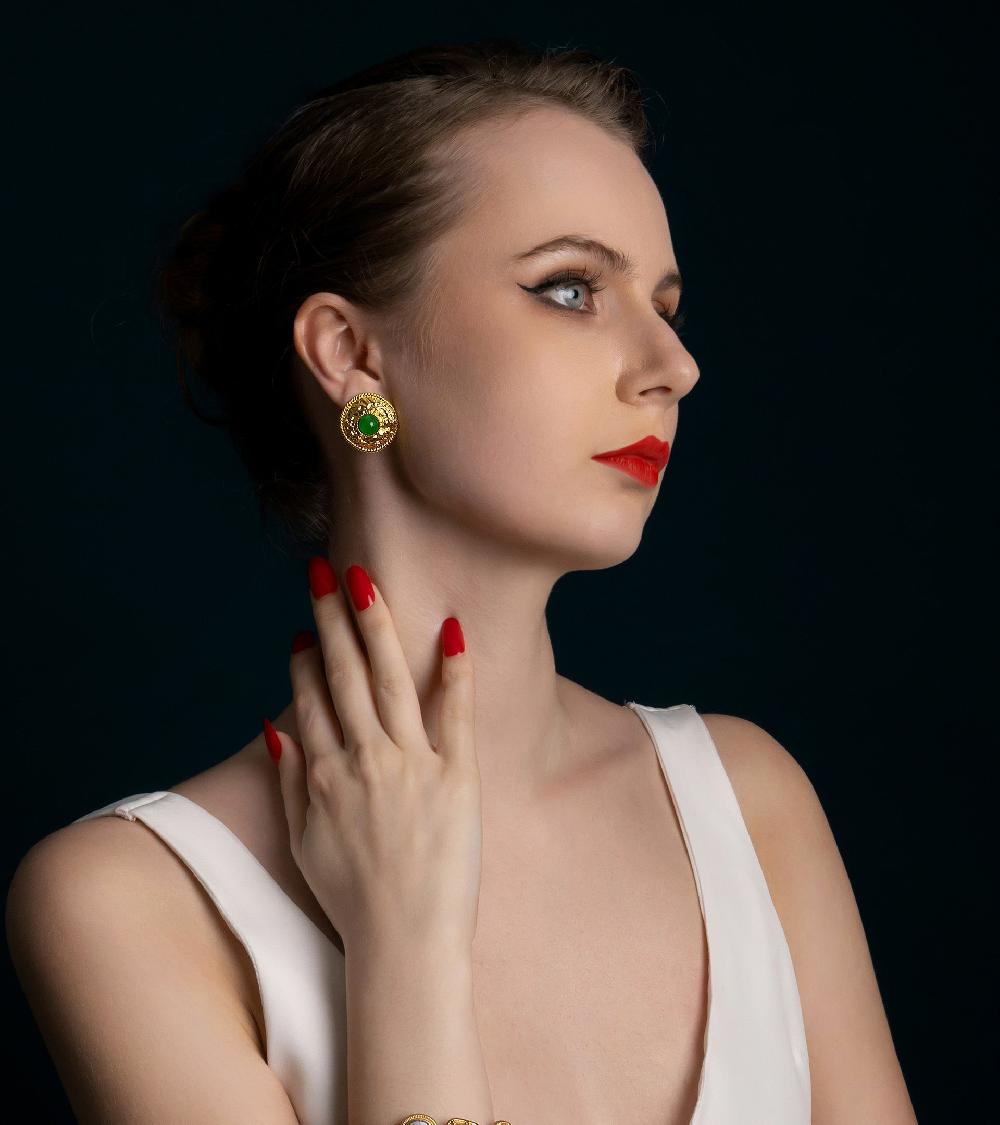 Les Basiles BOUCLES D'OREILLES SALOME En Cristaux Verts Montés Sur Laiton Plaqué Or 18 Carats