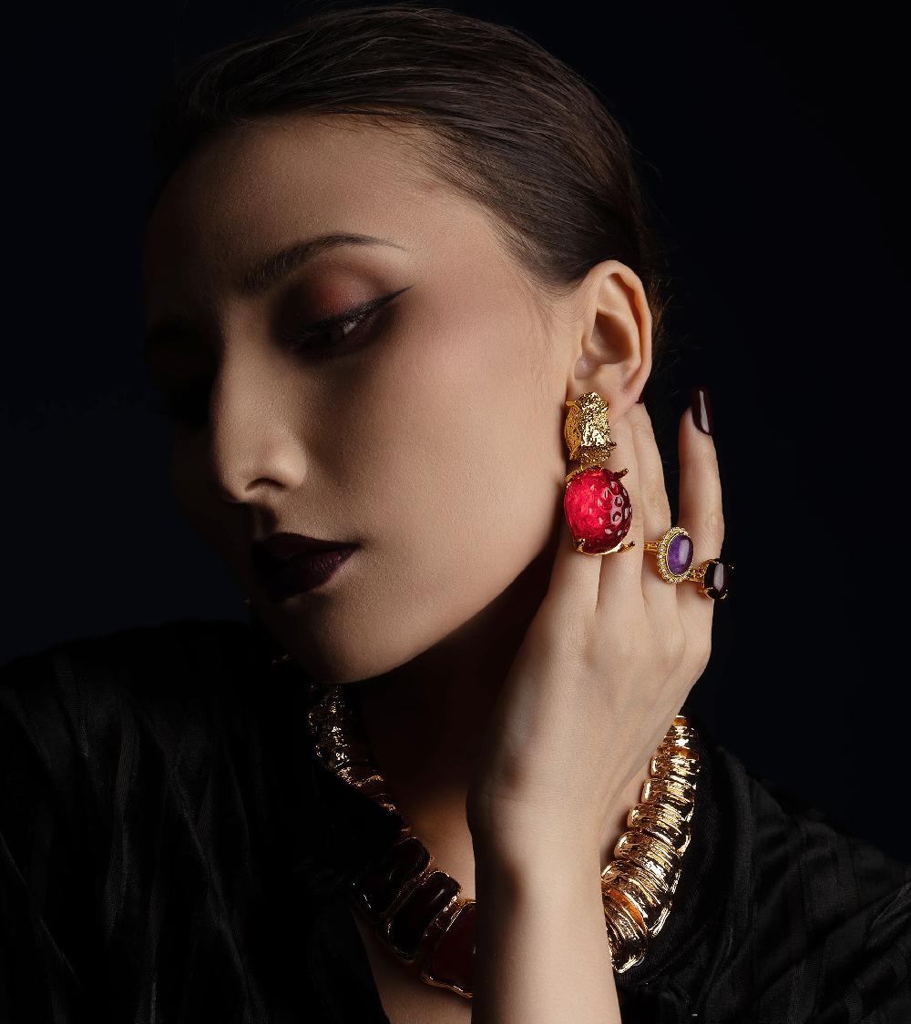 Les Basiles BOUCLES D'OREILLES SIDONIE En Pâte De Verre Rouge Montée Sur Laiton Plaqué Or 18 Carats