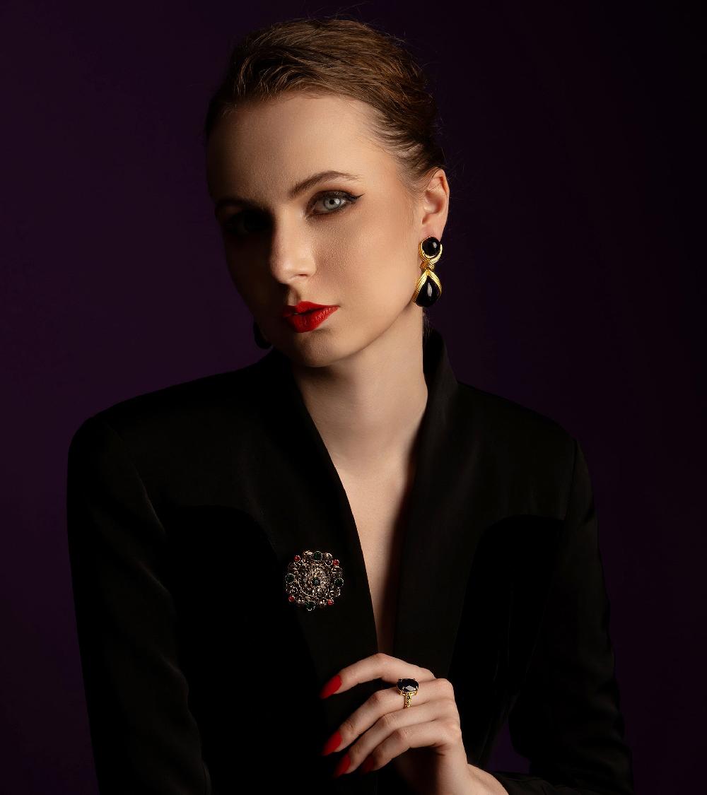 Les Basiles BOUCLES D'OREILLES WHITNEY En Fausses Perles Noires Montées Sur Laiton Plaqué Or 18 Carats