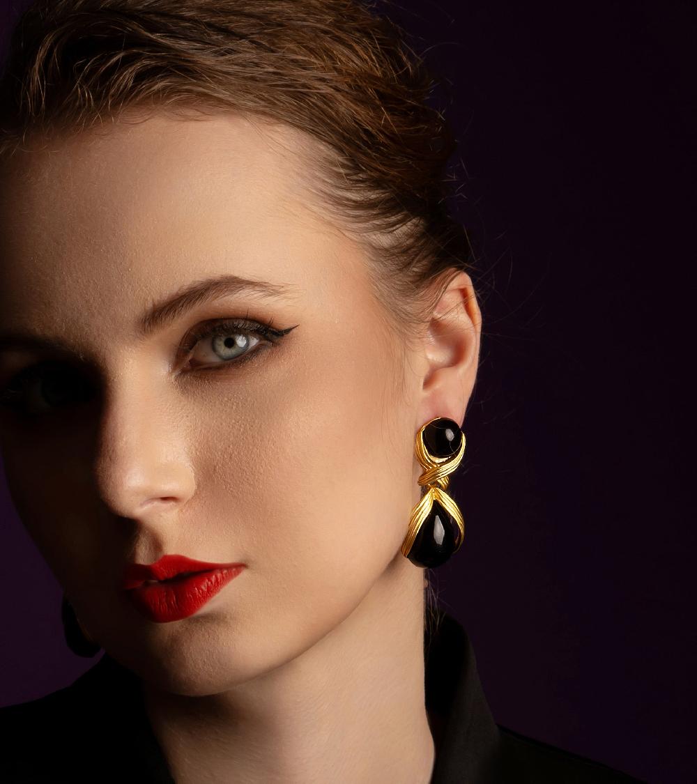 Les Basiles BOUCLES D'OREILLES WHITNEY En Fausses Perles Noires Montées Sur Laiton Plaqué Or 18 Carats