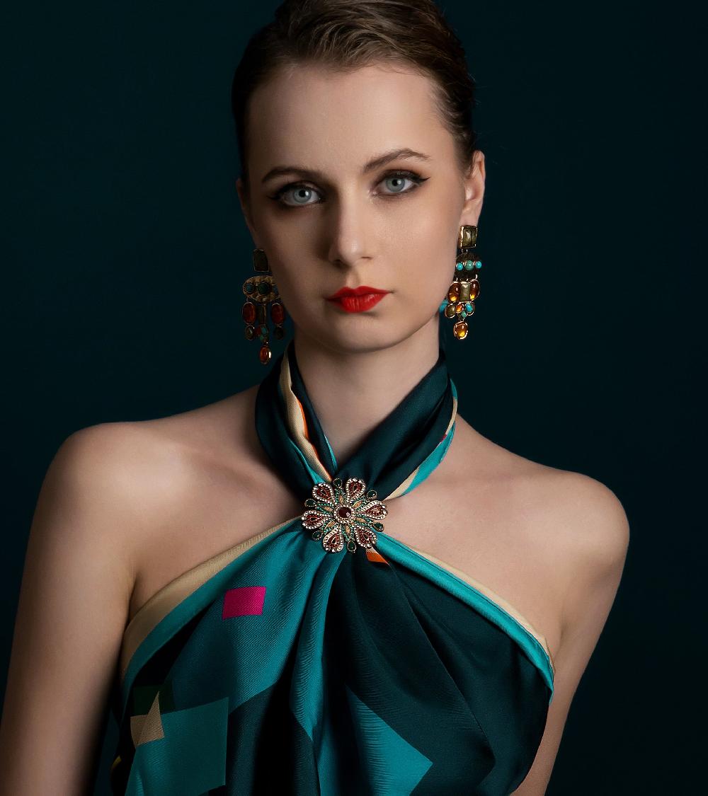 Les Basiles BROCHE CONSTANCE En Cristaux Multicolores Montés En étoile Sur Laiton Plaqué Or 18 Carats