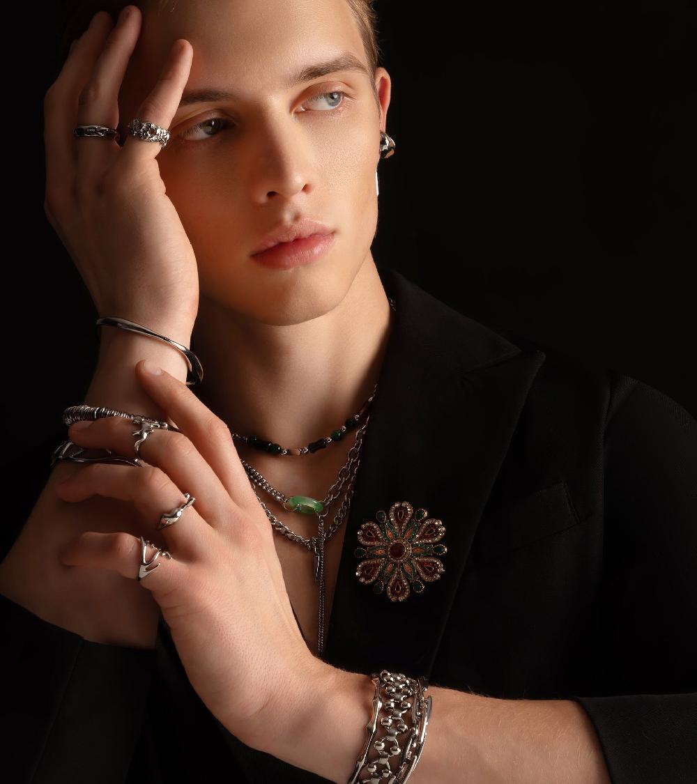 Les Basiles BROCHE CONSTANCE En Cristaux Multicolores Montés En étoile Sur Laiton Plaqué Or 18 Carats