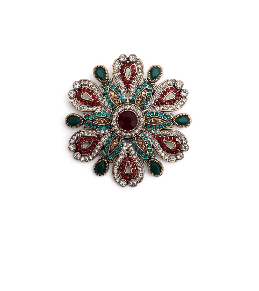 les basiles BROCHE CONSTANCE En cristaux multicolores montés en étoile sur laiton plaqué or 18 carats