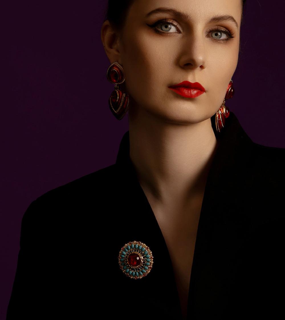 Les Basiles BROCHE GALA En Perles Bleues Et Blanches Montées Sur Laiton Plaqué Or 18 Carats Et Serti De Cristaux Rouges