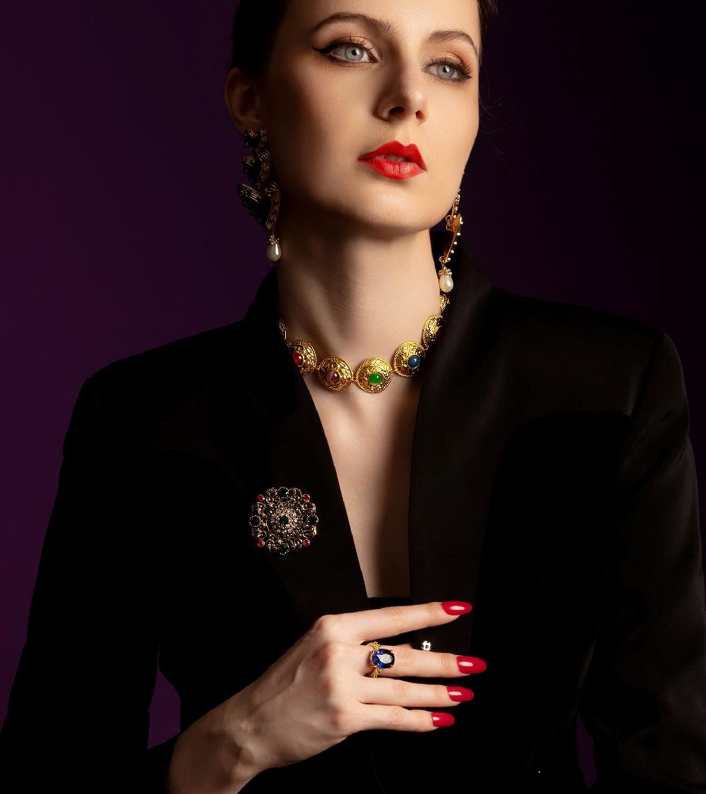 Les Basiles BROCHE VICTORIA En Laiton Plaqué Or 18 Carats Serti De Pierres Et Perles Multicolores