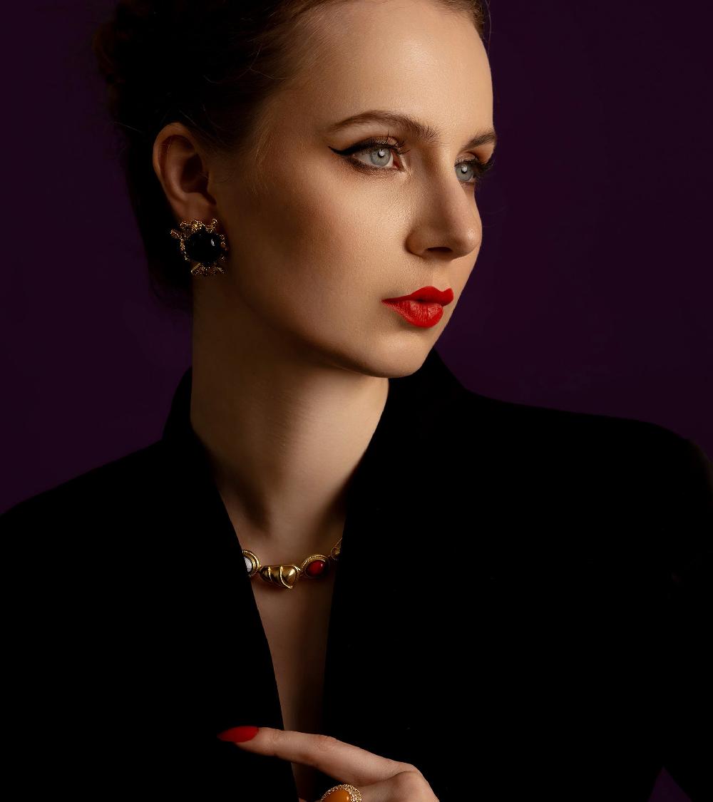 Les Basiles COLLIER ARIEL En Perles Colorées Montées Sur Laiton Plaqué Or 18 Carats