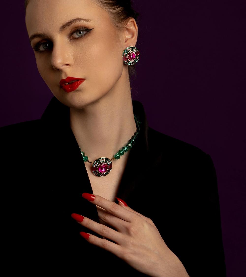 Les Basiles COLLIER HERA En Cristaux Verts Et Roses Montés Sur Laiton Plaqué Or 18 Carats