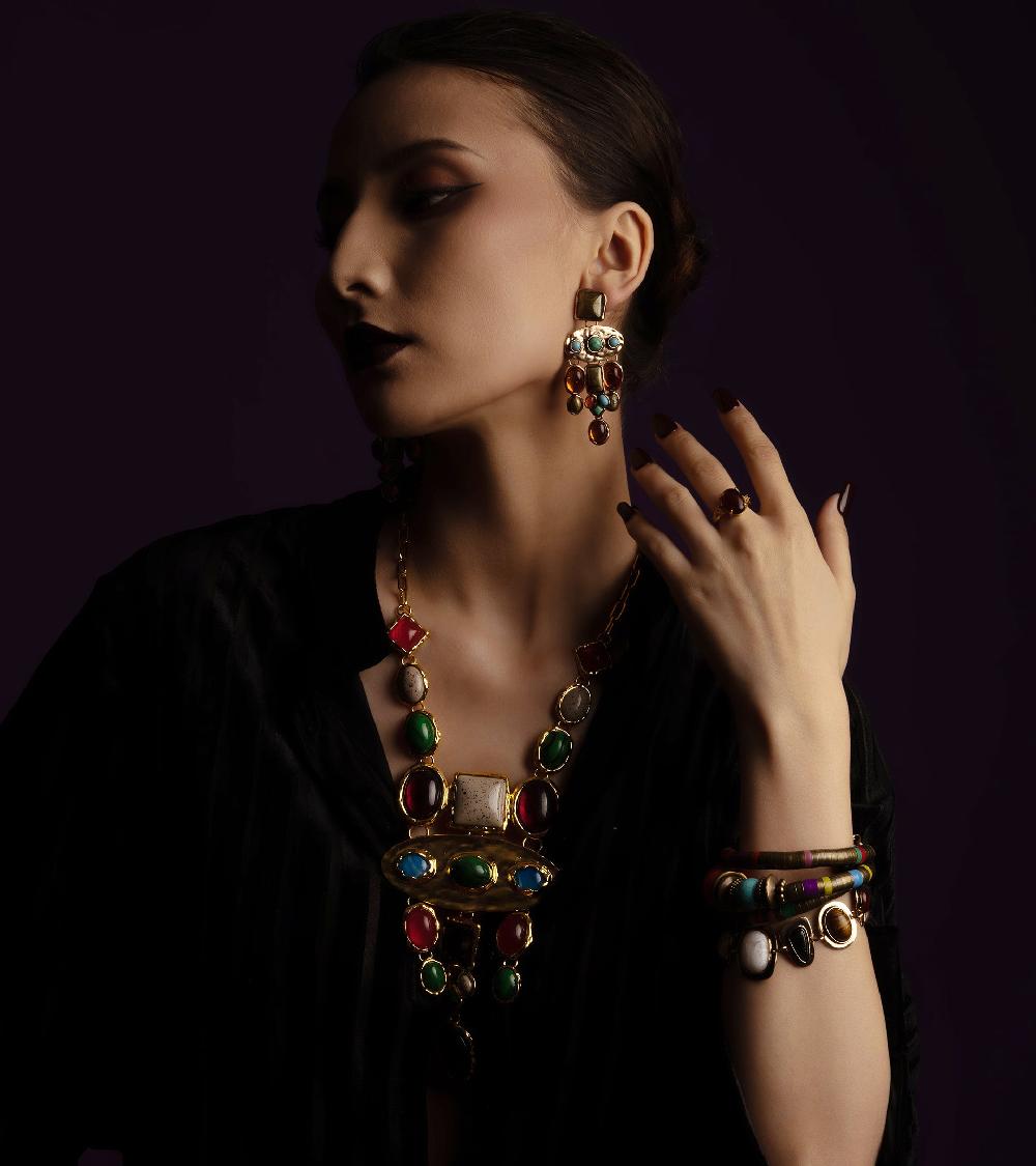 Les Basiles COLLIER MAFALDA En Pierres Et Perles Tribales Montées Sur Laiton Plaqué Or 18 Carats