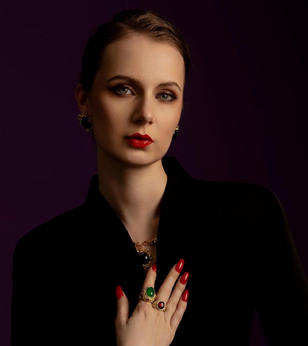 Les Basiles COLLIER NADEGE En Perle Noire Montées Sur Laiton Plaqué Or 18 Carats