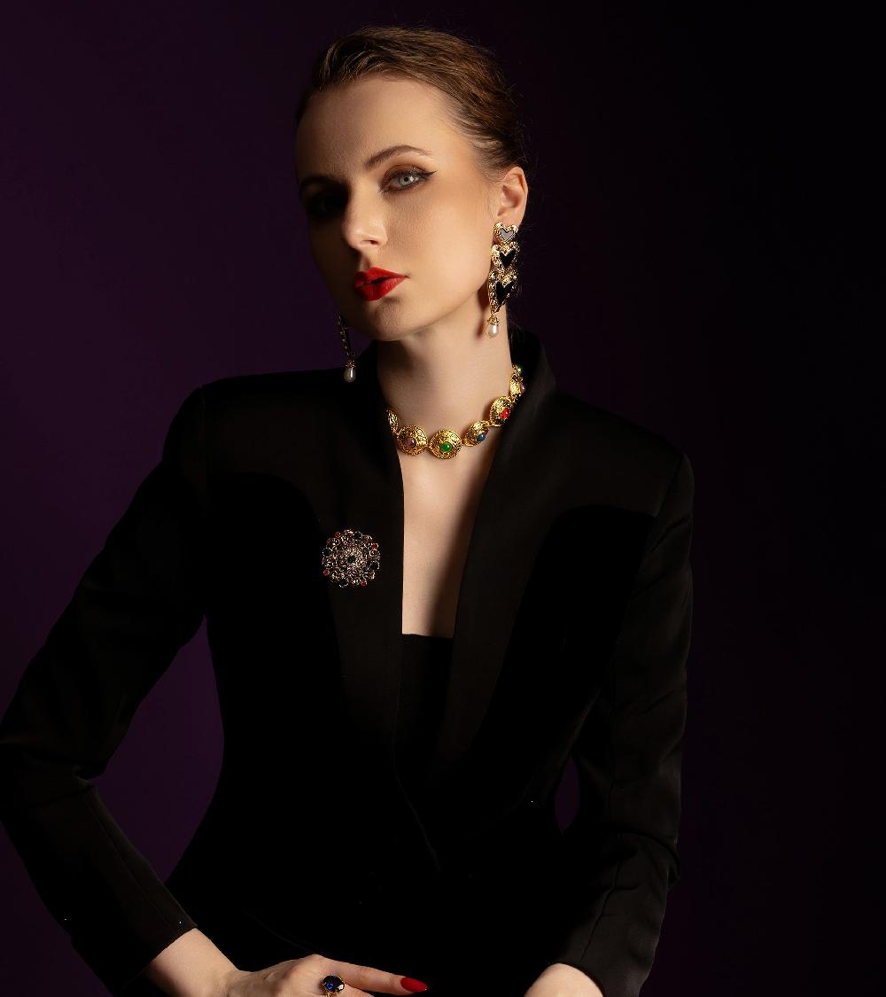 Les Basiles COLLIER SALOME En Cristaux Colorés Montés Sur Laiton Plaqué Or 18 Carats