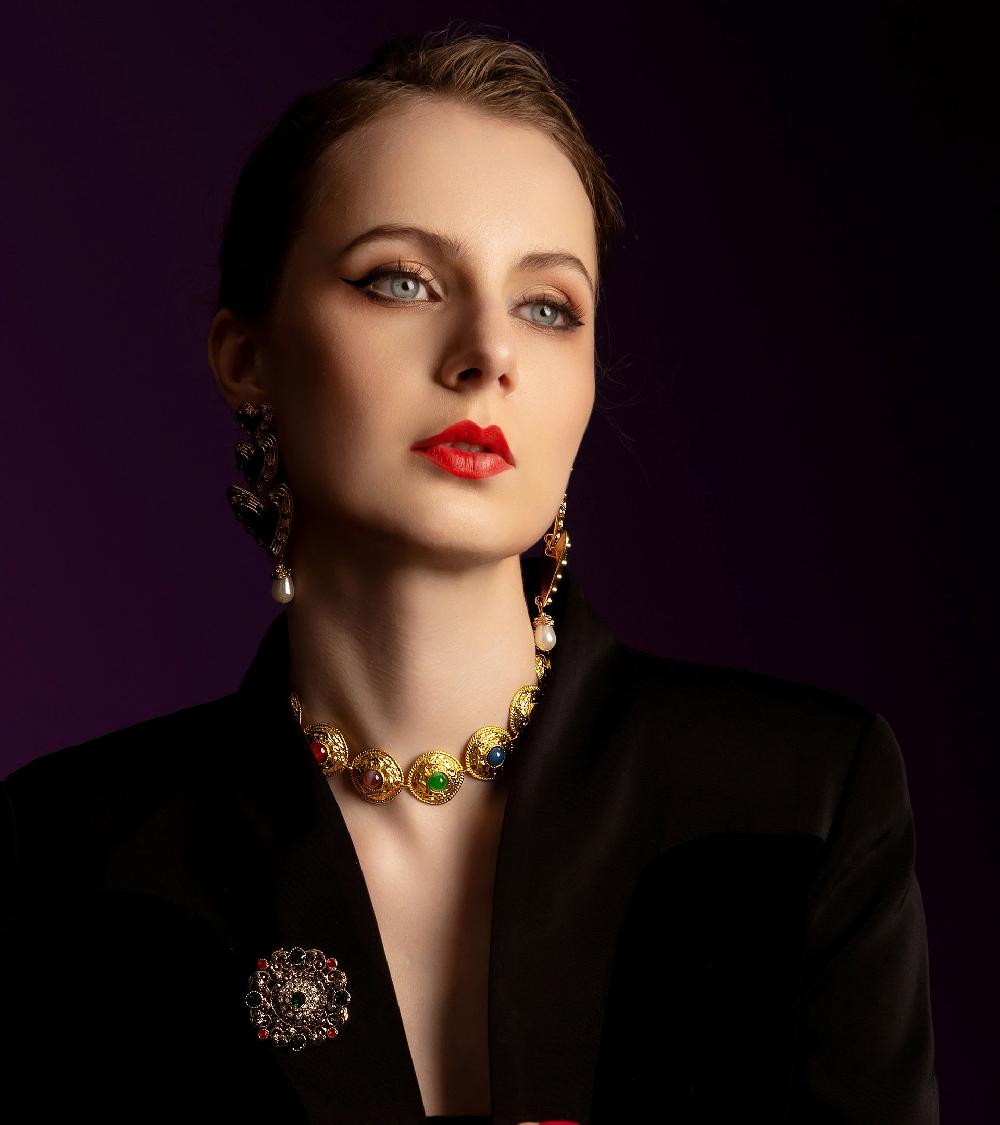 Les Basiles COLLIER SALOME En Cristaux Colorés Montés Sur Laiton Plaqué Or 18 Carats