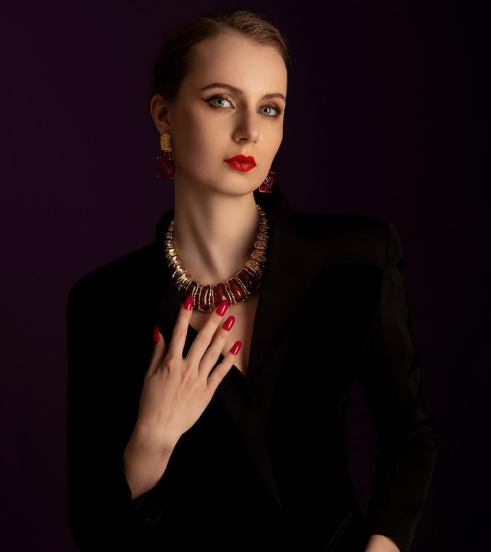 Les Basiles COLLIER SIDONIE En Pâte De Verre Rouge Montée Sur Laiton Plaqué Or 18 Carats