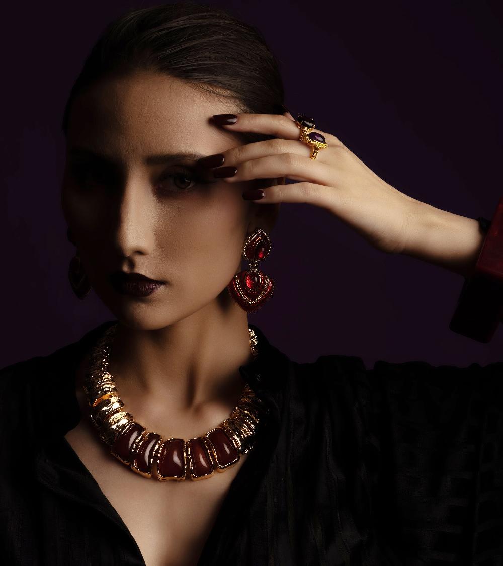 Les Basiles COLLIER SIDONIE En Pâte De Verre Rouge Montée Sur Laiton Plaqué Or 18 Carats