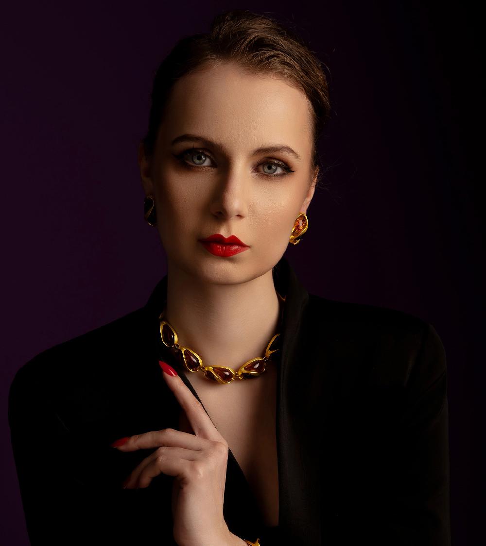 Les Basiles COLLIER SYBILLE En Pâte De Verre Couleur Miel Encagée Dans Laiton Plaqué Or 18 Carats