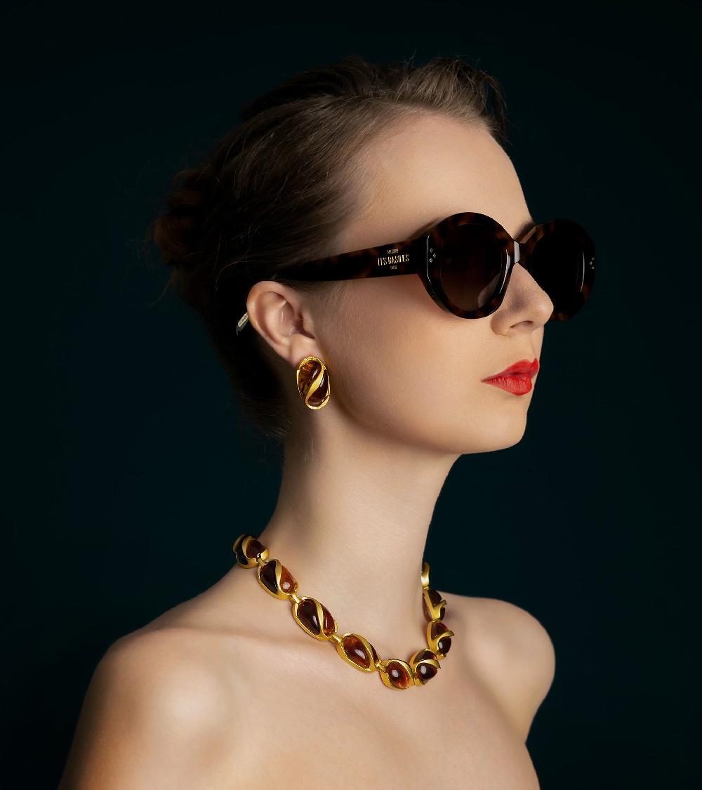 Les Basiles COLLIER SYBILLE En Pâte De Verre Couleur Miel Encagée Dans Laiton Plaqué Or 18 Carats