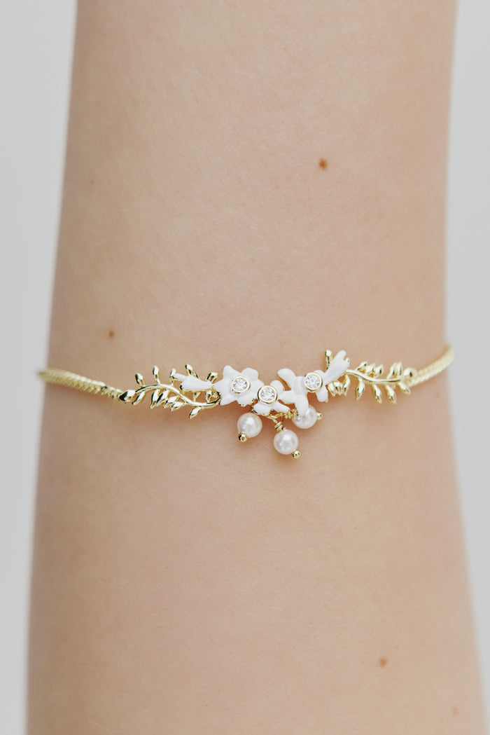 Les Néréides Golden Laurel Leaf - White Wisteria And Cultured Pearl Bracelet - White
