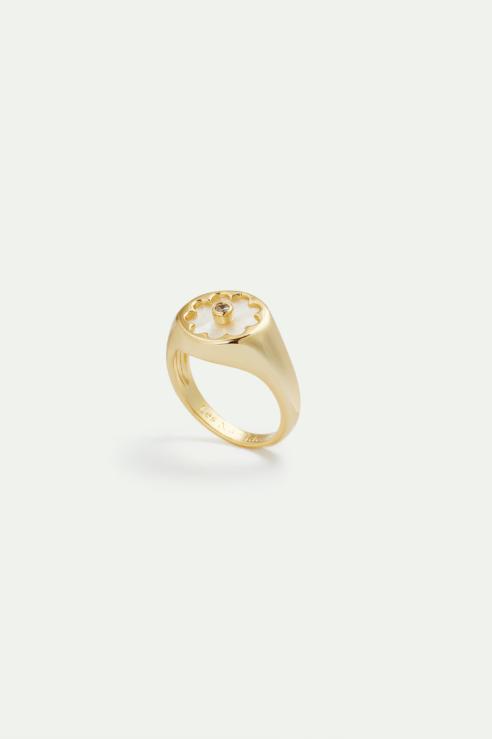 les néréides Golden Ring with Mother of Pearl White Flower - 5.5 (50 mm) / Gold