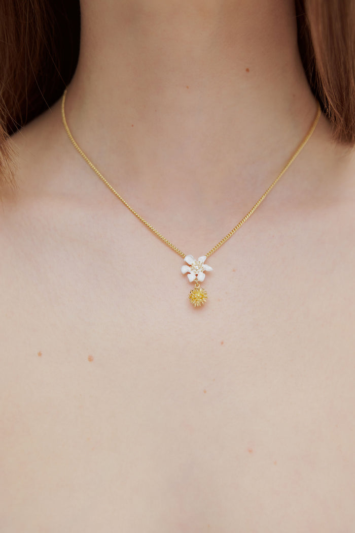 Les Néréides Large White Clematis And Japanese Kerria Necklace - White