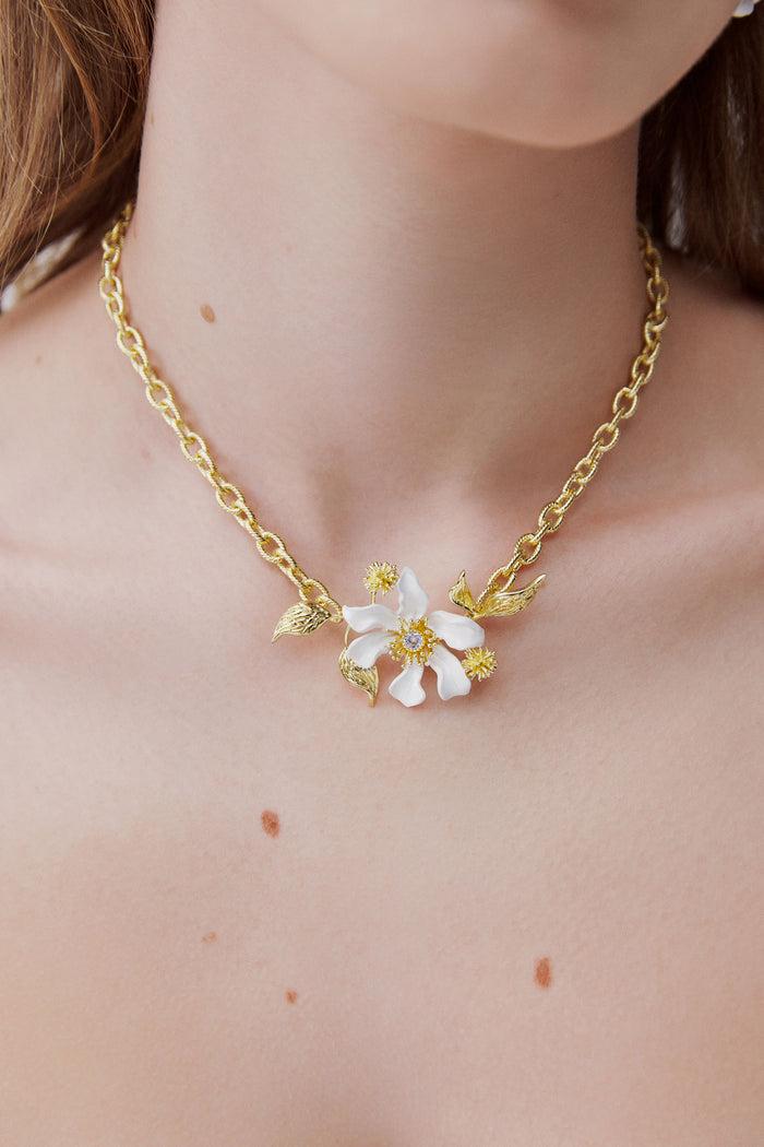 Les Néréides Large White Clematis Flower - Japanese Kerria And Laurel Necklace - White