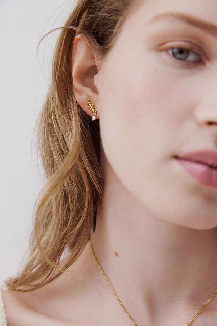 Les Néréides Post Earrings With Golden Laurel - White Wisteria And Cultured Pearl - White