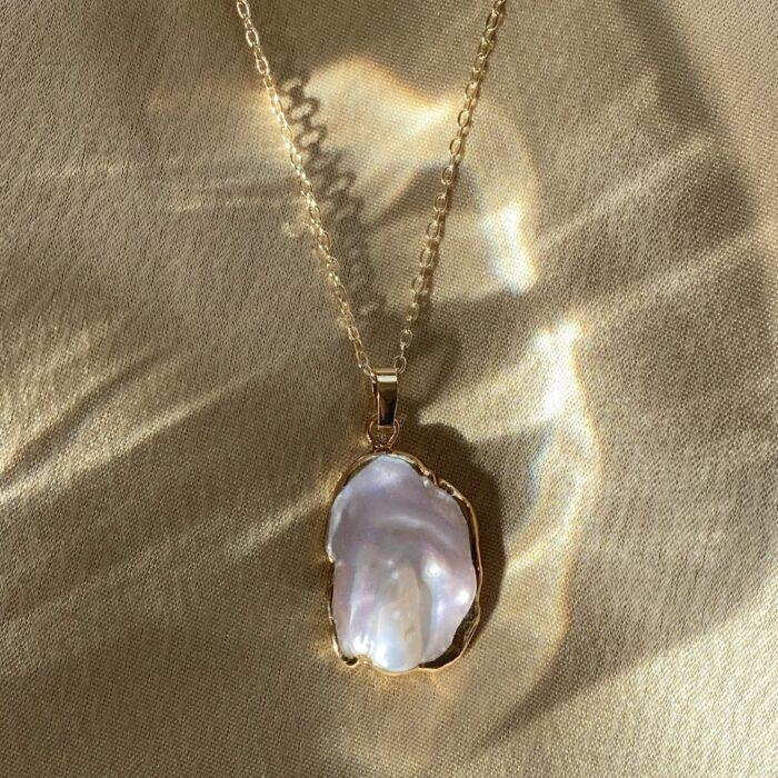 liou Ayla Mother of Pearl Necklace