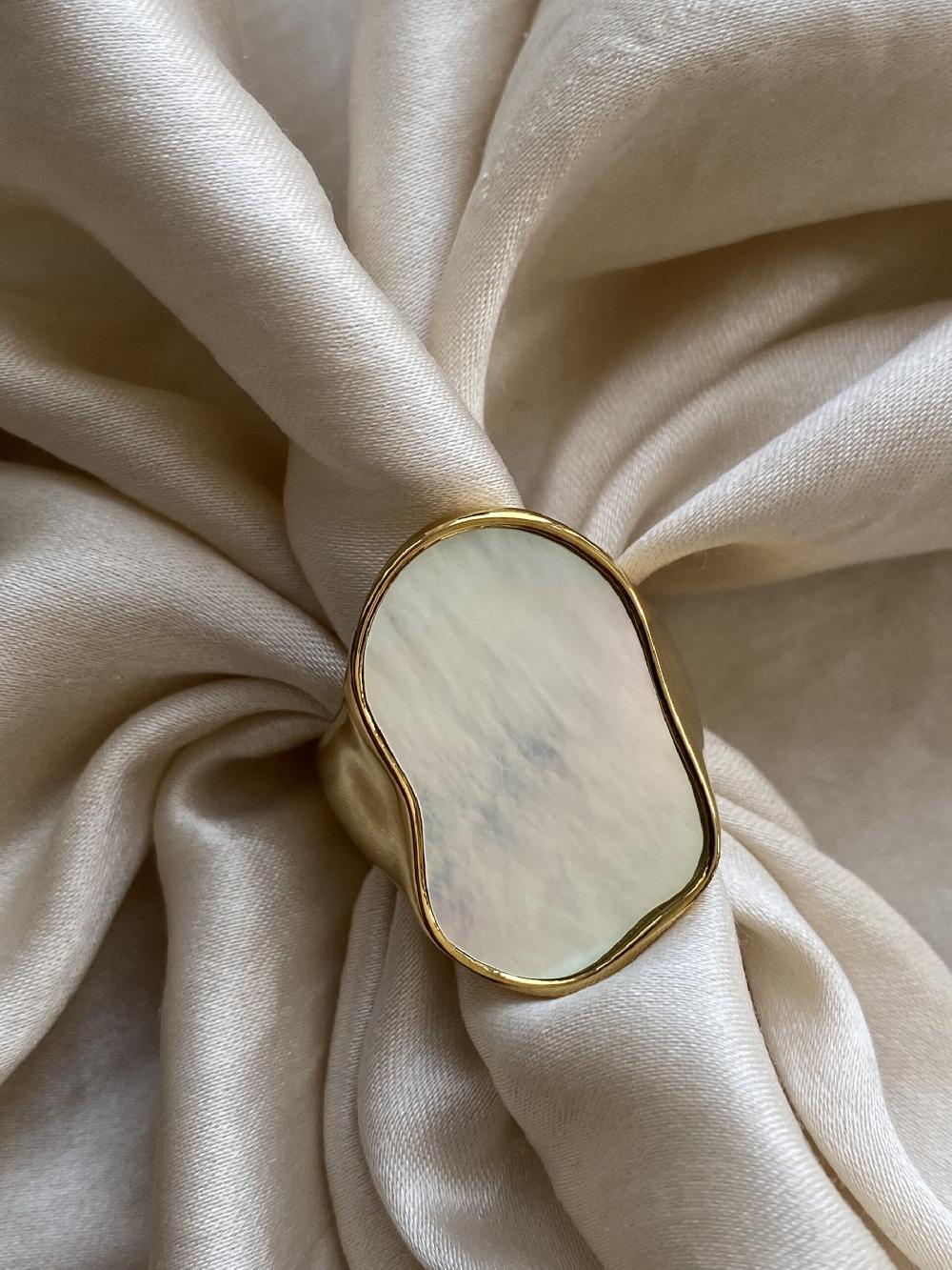 Liou DUNE Chunky Shell Ring