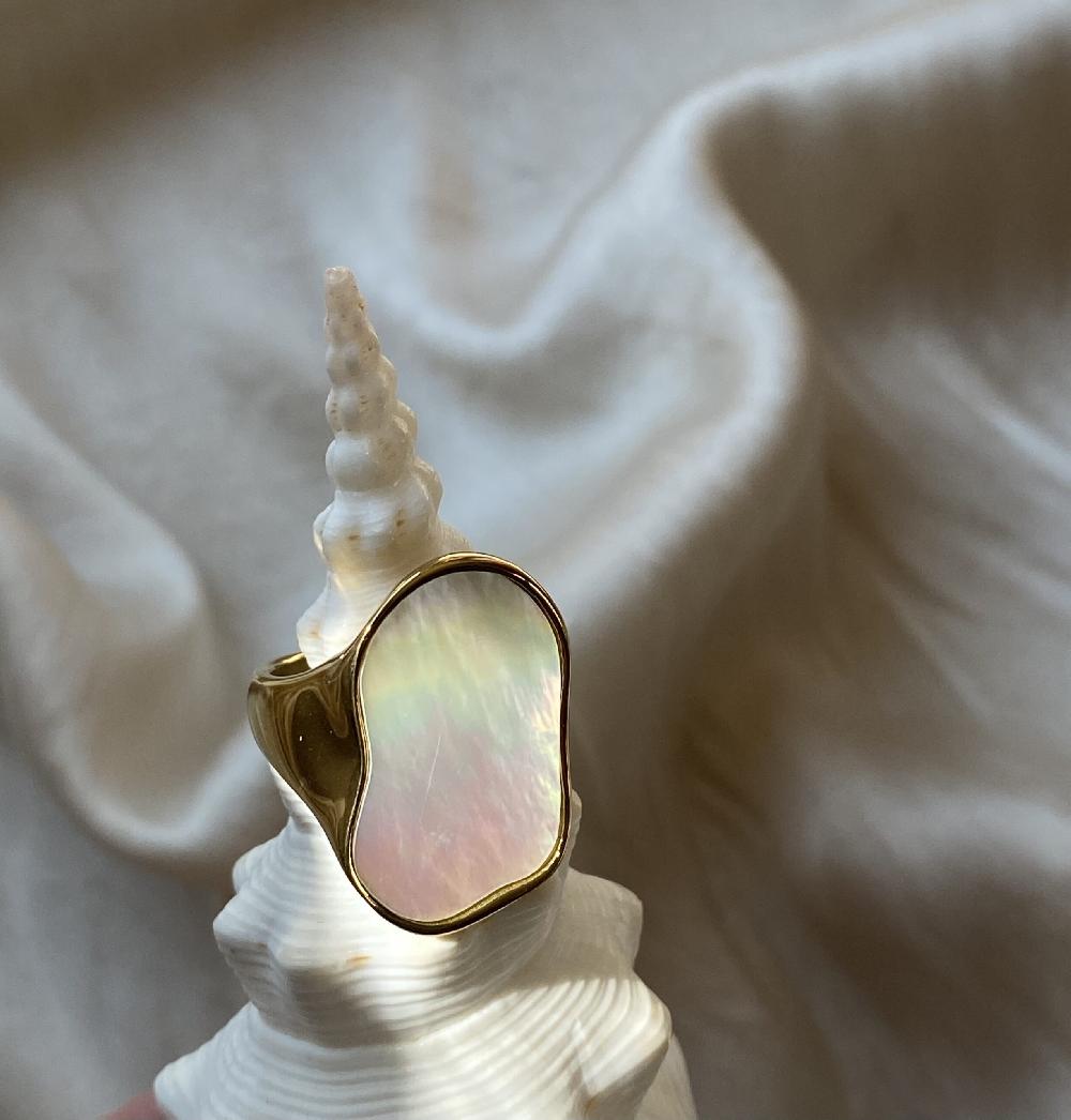 liou DUNE Chunky Shell Ring