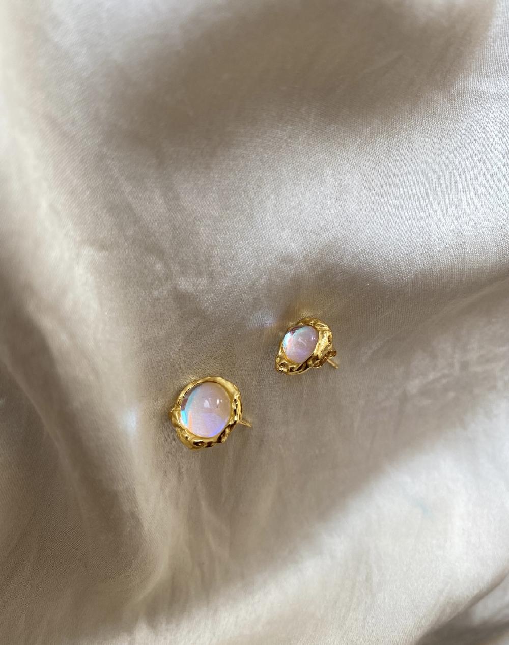 liou Moonstone Studs