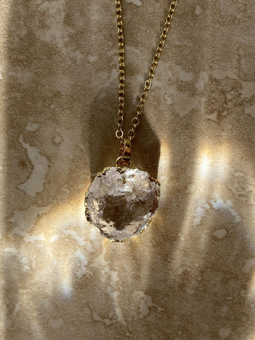 liou Quartz Mini Moon Necklace