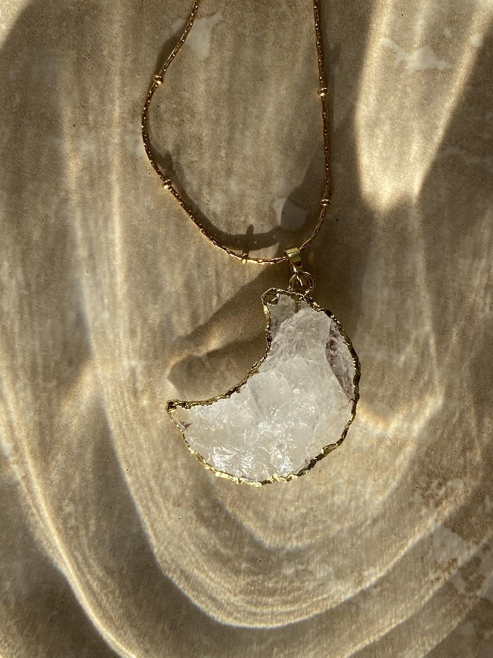 liou Quartz Moon Necklace